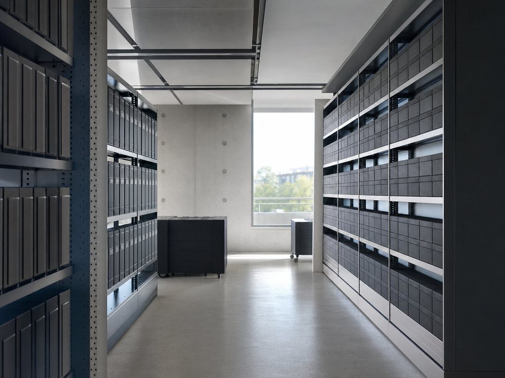 Leerer Archivraum mit sauberen, unbeschrifteten Ablagen.